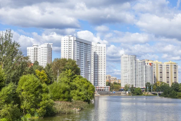 PUSHKINO, RUSIA - el 15 de agosto de 2015. Pintoresco paisaje de la ciudad. Nuevas casas de varios pisos en la orilla del río Serebryanka — Foto de Stock