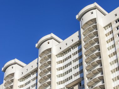 Pushkino, Rusya Federasyonu - 15 Ağustos 2015 tarihinde. Yeni daireli ev bir cephe parçası