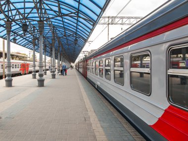 Moskova, Rusya, 19 Ağustos 2015 tarihinde. Bölgesel Elektrikli tren Yaroslavl istasyonu bir platform durdu. Yolcu gidip bir platform üzerinde durmak