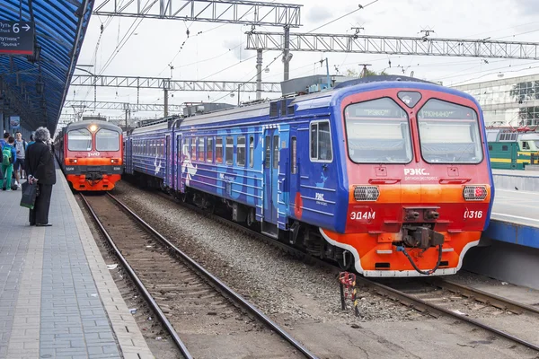 Moskau, russland, am 19. august 2015. der regionale elektrische zug hielt auf einem bahnsteig des bahnhofs von Jaroslawl. Passagiere gehen und stehen auf einem Bahnsteig — Stockfoto