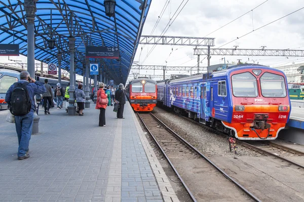 Moskou, Rusland, op 19 augustus 2015. De regionale elektrische trein gestopt op een perron van het station van Yaroslavl. Passagiers gaan en staan op een platform — Stockfoto