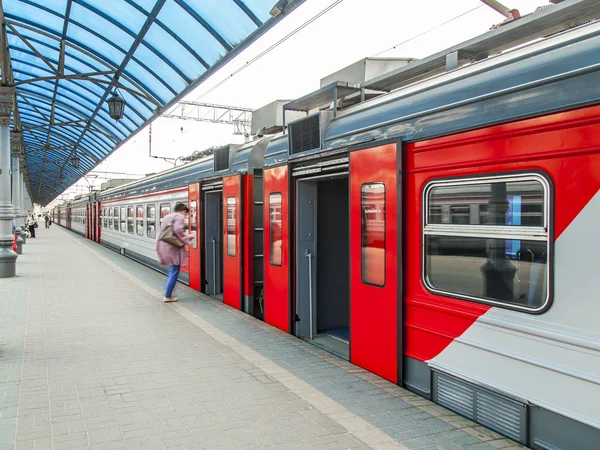 MOSCOW, RÚSSIA, em 19 de agosto de 2015. O trem elétrico regional parou em uma plataforma da estação de Yaroslavl. Passageiros vão e ficam em uma plataforma — Fotografia de Stock