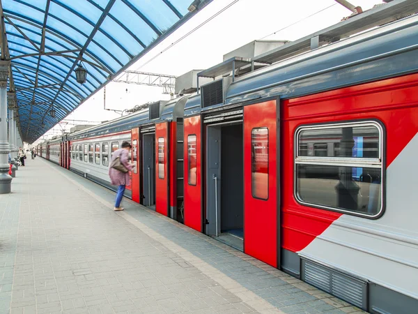 Moskova, Rusya, 19 Ağustos 2015 tarihinde. Bölgesel Elektrikli tren Yaroslavl istasyonu bir platform durdu. Yolcu gidip bir platform üzerinde durmak