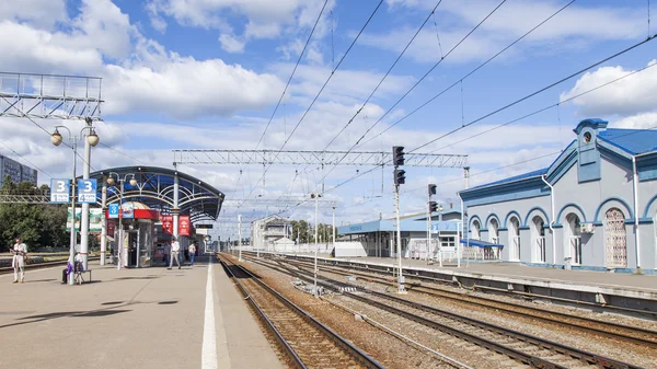 PUSHKINO, RUSSIA, il 19 AGOSTO 2015. Stazione ferroviaria. I passeggeri vanno e stanno su una piattaforma — Foto Stock