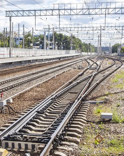 PUSHKINO, RUSSIA, on Aug 19, 2015. Железнодорожные пути рядом с вокзалом . — стоковое фото