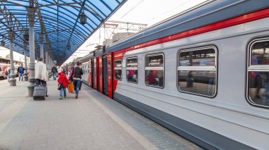 Moskova, Rusya, 19 Ağustos 2015 tarihinde. Bölgesel Elektrikli tren Yaroslavl istasyonu bir platform durdu. Yolcu gidip bir platform üzerinde durmak
