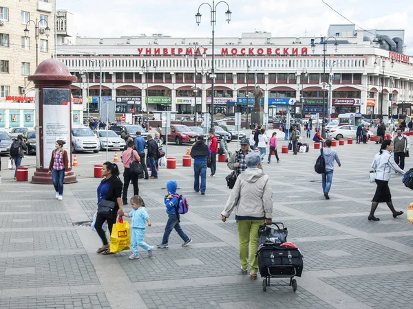 MOSCOW, RUSSIA, on AUGUST 19, 2015. A view of the Moscow department store from the Yaroslavl station. Pedestrians go on the square — Stock Photo, Image