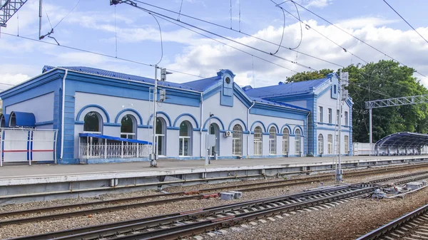 PUSHKINO, RUSSIA, on Aug 19, 2015. Железнодорожная станция . — стоковое фото