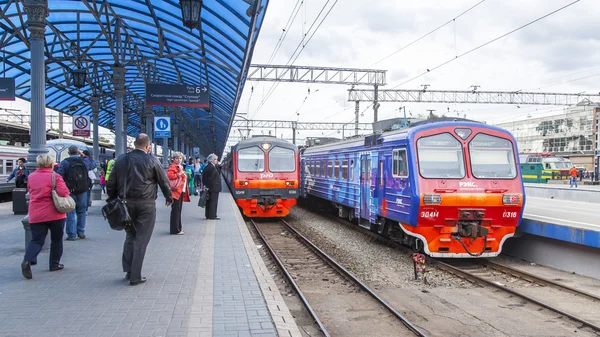 МОСКВА, РОССИЯ, 19 августа 2015 г. Региональный электропоезд остановился на платформе Ярославского вокзала. Пассажиры идут и стоят на платформе — стоковое фото