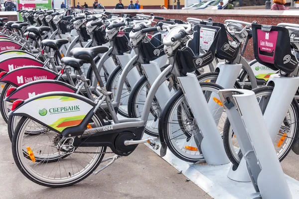 Moskou, Rusland, op 19 augustus 2015. Stad landschap. Krasnoprudnaya Street. Huur van fietsen punt — Stockfoto