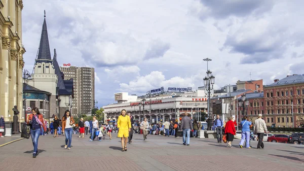 MOSCA, RUSSIA, il 19 AGOSTO 2015. Paesaggio urbano. Piazza Komsomolskaya. I pedoni vanno sulla zona — Foto Stock