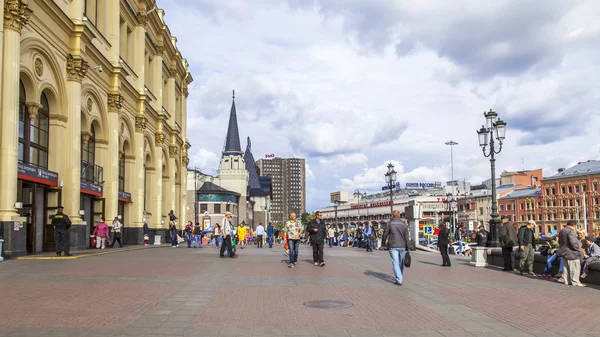 MOSCOW, RUSSIA, on AUGUST 19, 2015. City landscape. Komsomolskaya Square. Pedestrians go on the area — Stock Photo, Image