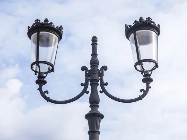 Beau lampadaire élégant sur la rue de Moscou — Photo