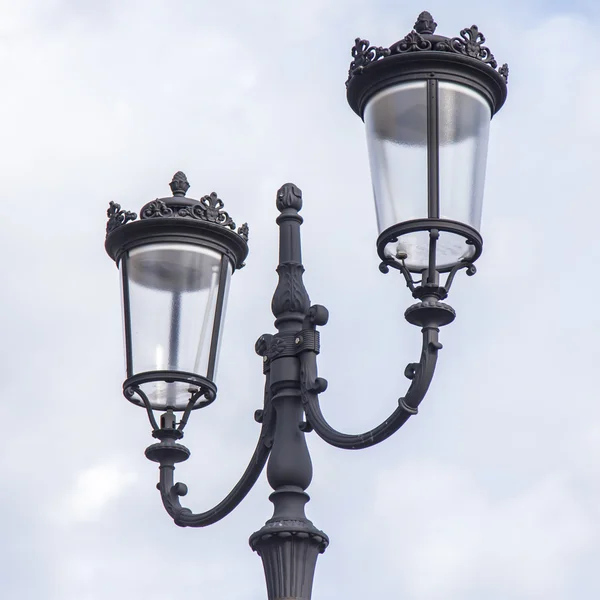 Beau lampadaire élégant sur la rue de Moscou — Photo