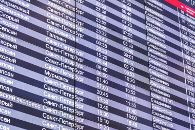 Moskova, Rusya, 19 Ağustos 2015 tarihinde. Leningrad istasyonu - bir dokuz tren istasyonları ve Moskova'nın en eski istasyon. Bir tahta tren programı ile