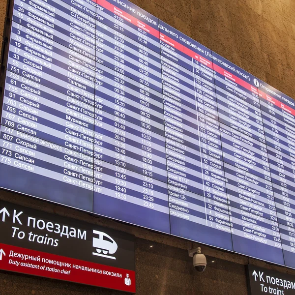 MOSCOW, RUSSIA, on AUGUST 19, 2015. The Leningrad station - one of nine railway stations and the oldest station of Moscow. A board with train schedule — Stock Photo, Image