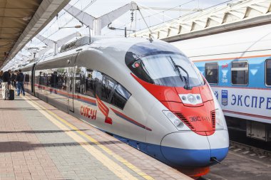 Moskova, Rusya, 19 Ağustos 2015 tarihinde. Leningrad istasyonu. Kalkış için St. Petersburg yakınındaki bir platform modern yüksek hızlı tren Sapsan bekliyor