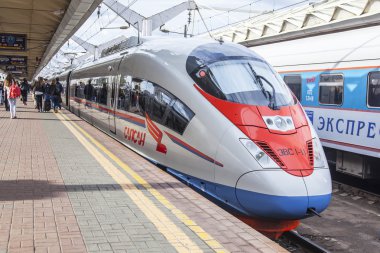 Moskova, Rusya, 19 Ağustos 2015 tarihinde. Leningrad istasyonu. Kalkış için St. Petersburg yakınındaki bir platform modern yüksek hızlı tren Sapsan bekliyor