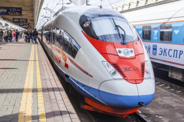 Moskova, Rusya, 19 Ağustos 2015 tarihinde. Leningrad istasyonu. Kalkış için St. Petersburg yakınındaki bir platform modern yüksek hızlı tren Sapsan bekliyor