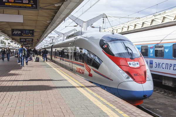 Moskva, Rusko, na 19 srpna 2015. Stanice. Moderní Vysokorychlostní vlak Sapsan poblíž platformu očekává odjezd do Petrohradu — Stock fotografie
