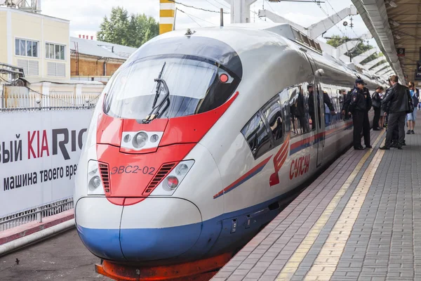 MOSCOW, RÚSSIA, em 19 de agosto de 2015. Estação de Leningrado. O trem de alta velocidade moderno Sapsan perto de uma plataforma espera a partida para São Petersburgo — Fotografia de Stock