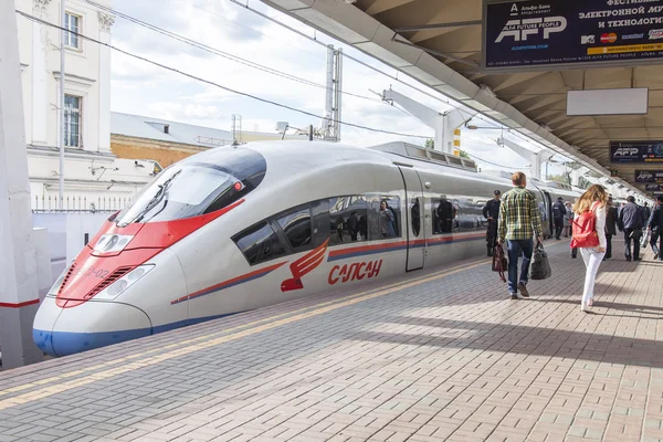 Moskova, Rusya, 19 Ağustos 2015 tarihinde. Leningrad istasyonu. Kalkış için St. Petersburg yakınındaki bir platform modern yüksek hızlı tren Sapsan bekliyor