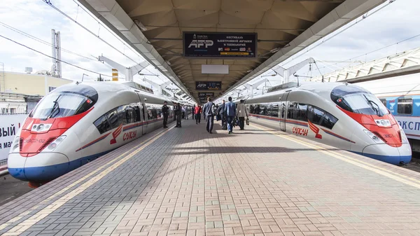 Moskau, russland, am 19. august 2015. leningrad station. zwei moderne hochgeschwindigkeitszüge sapsan in der nähe eines bahnsteigs erwarten abfahrt nach st. petersburg — Stockfoto