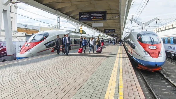 MOSCOU, RUSSIE, le 19 août 2015. Gare de Leningrad. Deux trains modernes à grande vitesse Sapsan près d'une plate-forme attendent le départ pour Saint-Pétersbourg — Photo