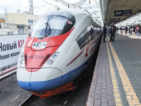 MOSCA, RUSSIA, il 19 AGOSTO 2015. Stazione di Leningrado. Il treno ad alta velocità moderno Sapsan vicino a una piattaforma . — Foto Stock