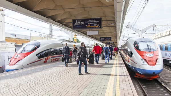 Moskova, Rusya, 19 Ağustos 2015 tarihinde. Leningrad istasyonu. St. Petersburg için kalkış iki modern yüksek hızlı tren Sapsan yakınındaki bir platform bekliyoruz — Stok fotoğraf