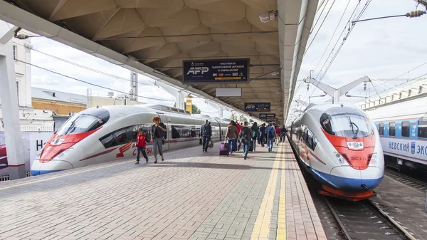 MOSCA, RUSSIA, il 19 AGOSTO 2015. Stazione di Leningrado. Due treni ad alta velocità moderni Sapsan vicino a un binario aspettano la partenza per San Pietroburgo — Foto Stock