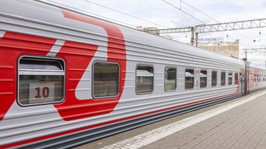 Moskova, Rusya, 19 Ağustos 2015 tarihinde. Kazan istasyonu. Yakınındaki bir platform Bölgesel trenlerin kalkış bekliyoruz