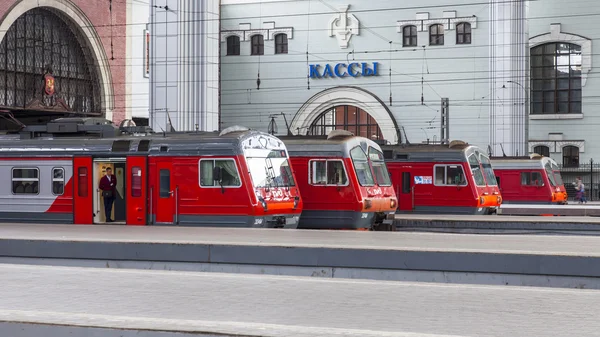 Moskou, Rusland, op 19 augustus 2015. Kazan station. Regionale treinen in de buurt van een platform verwachten vertrek — Stockfoto