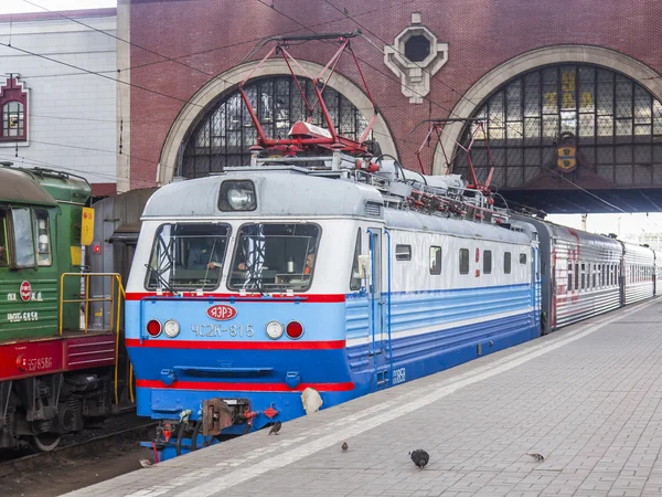 MOSCOW, RÚSSIA, em 19 de agosto de 2015. Estação Kazan. Trens regionais perto de uma plataforma esperam partida — Fotografia de Stock