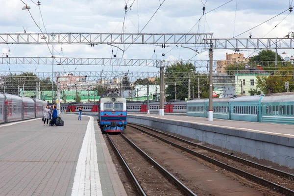 Moskva, Ryssland, den 19 augusti 2015. Kazan station. Regionala tåg nära en plattform förväntar sig avresa — Stockfoto
