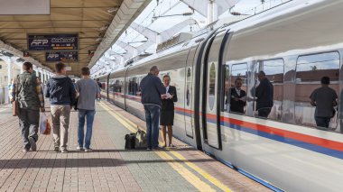 Moskova, Rusya, 19 Ağustos 2015 tarihinde. Leningrad istasyonu. Bir platform üzerinde yüksek hızlı tren Sapsan topraklarda yolcu gelir
