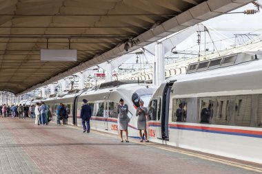 Moskova, Rusya, 19 Ağustos 2015 tarihinde. Leningrad istasyonu. Bir platform üzerinde yüksek hızlı tren Sapsan topraklarda yolcu gelir