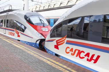Moskova, Rusya, 19 Ağustos 2015 tarihinde. Leningrad istasyonu. Çift modern yüksek hızlı treni Sapsan yakınında bir platform. Bir aksama tren yer