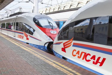 Moskova, Rusya, 19 Ağustos 2015 tarihinde. Leningrad istasyonu. Çift modern yüksek hızlı treni Sapsan yakınında bir platform. Bir aksama tren yer