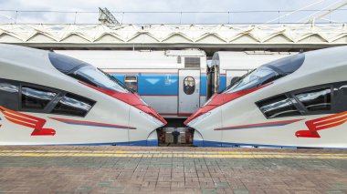 Moskova, Rusya, 19 Ağustos 2015 tarihinde. Leningrad istasyonu. Çift modern yüksek hızlı treni Sapsan yakınında bir platform. Bir aksama tren yer
