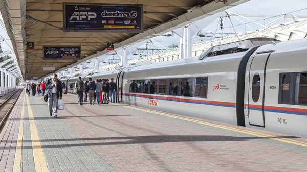Moskova, Rusya, 19 Ağustos 2015 tarihinde. Leningrad istasyonu. Yakınındaki bir platform modern yüksek hızlı tren Sapsan.