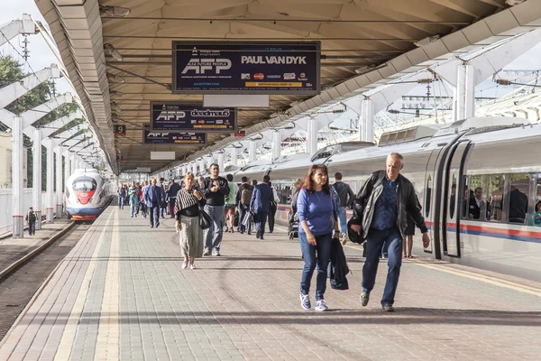 MOSCOW, RÚSSIA, em 19 de agosto de 2015. Estação de Leningrado. Passageiros vêm em terra no trem de alta velocidade Sapsan em uma plataforma — Fotografia de Stock