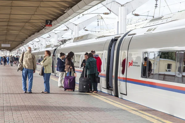 Moskau, russland, am 19. august 2015. leningrad station. Passagiere kommen im Hochgeschwindigkeitszug sapsan auf einem Bahnsteig ins Land — Stockfoto
