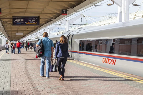 Moskova, Rusya, 19 Ağustos 2015 tarihinde. Leningrad istasyonu. Bir platform üzerinde yüksek hızlı tren Sapsan topraklarda yolcu gelir