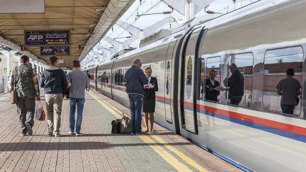 Moskova, Rusya, 19 Ağustos 2015 tarihinde. Leningrad istasyonu. Bir platform üzerinde yüksek hızlı tren Sapsan topraklarda yolcu gelir