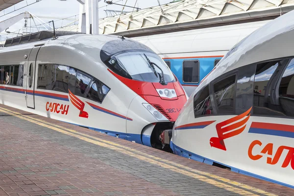 MOSCOU, RUSSIE, le 19 août 2015. Gare de Leningrad. Le double train moderne à grande vitesse Sapsan près d'une plate-forme. Lieu d'un attelage de trains — Photo