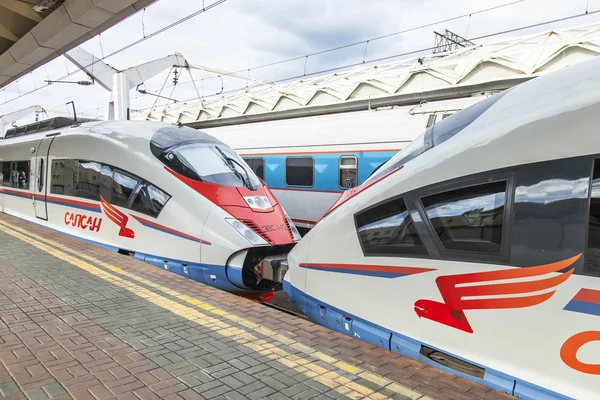 Moskova, Rusya, 19 Ağustos 2015 tarihinde. Leningrad istasyonu. Çift modern yüksek hızlı treni Sapsan yakınında bir platform. Bir aksama tren yer — Stok fotoğraf