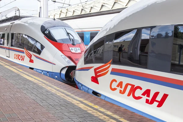 Moskova, Rusya, 19 Ağustos 2015 tarihinde. Leningrad istasyonu. Çift modern yüksek hızlı treni Sapsan yakınında bir platform. Bir aksama tren yer