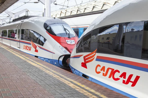 Moskova, Rusya, 19 Ağustos 2015 tarihinde. Leningrad istasyonu. Çift modern yüksek hızlı treni Sapsan yakınında bir platform. Bir aksama tren yer