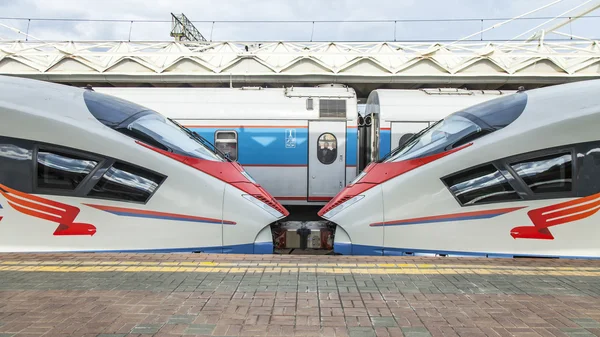 Moskova, Rusya, 19 Ağustos 2015 tarihinde. Leningrad istasyonu. Çift modern yüksek hızlı treni Sapsan yakınında bir platform. Bir aksama tren yer